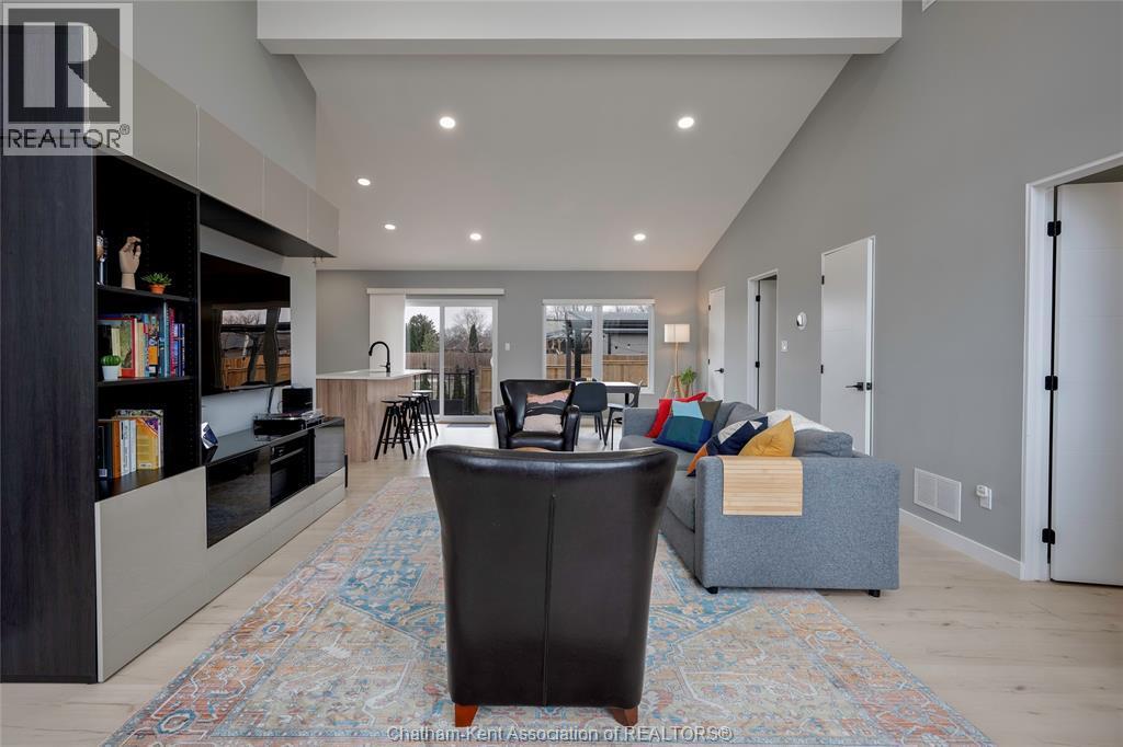 2 Riverview Drive, Chatham, ON - Indoor