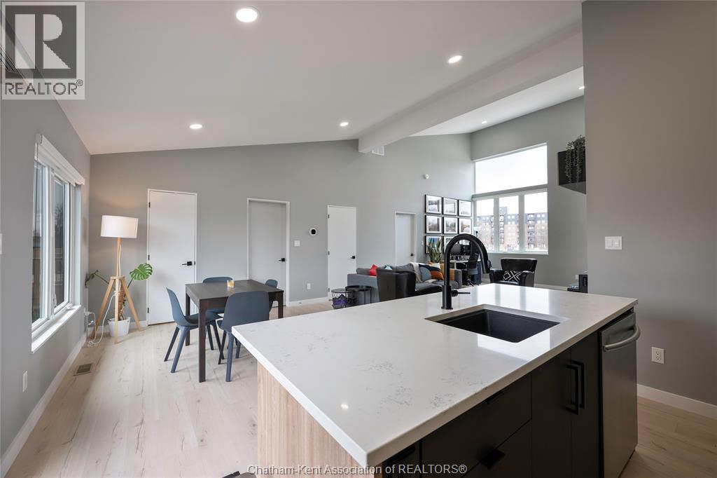 2 Riverview Drive, Chatham, ON - Indoor Photo Showing Kitchen