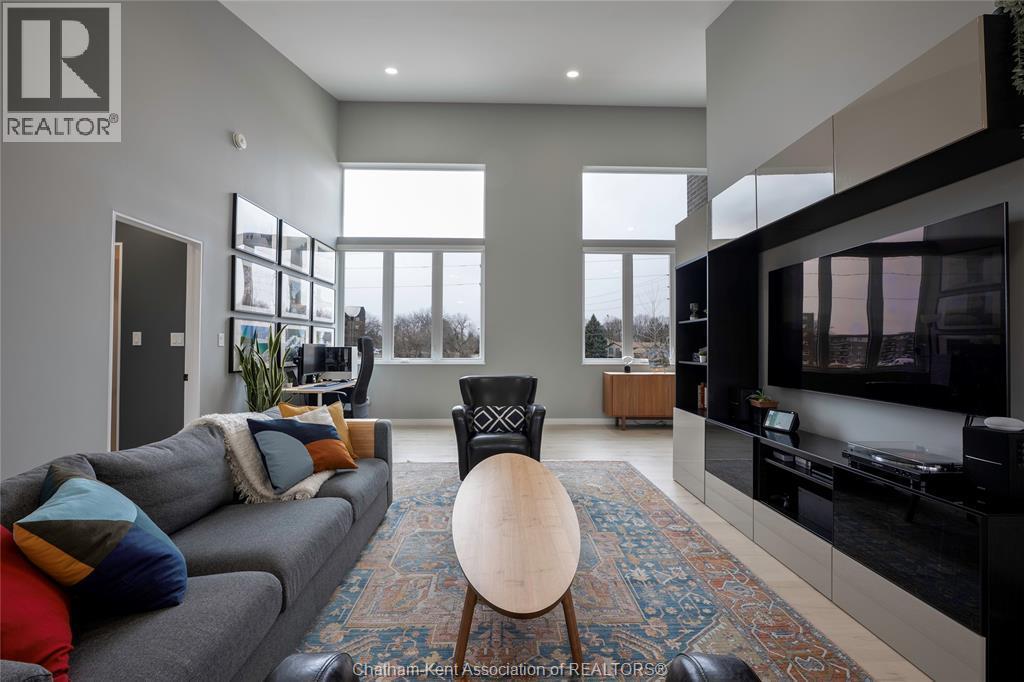 2 Riverview Drive, Chatham, ON - Indoor Photo Showing Living Room