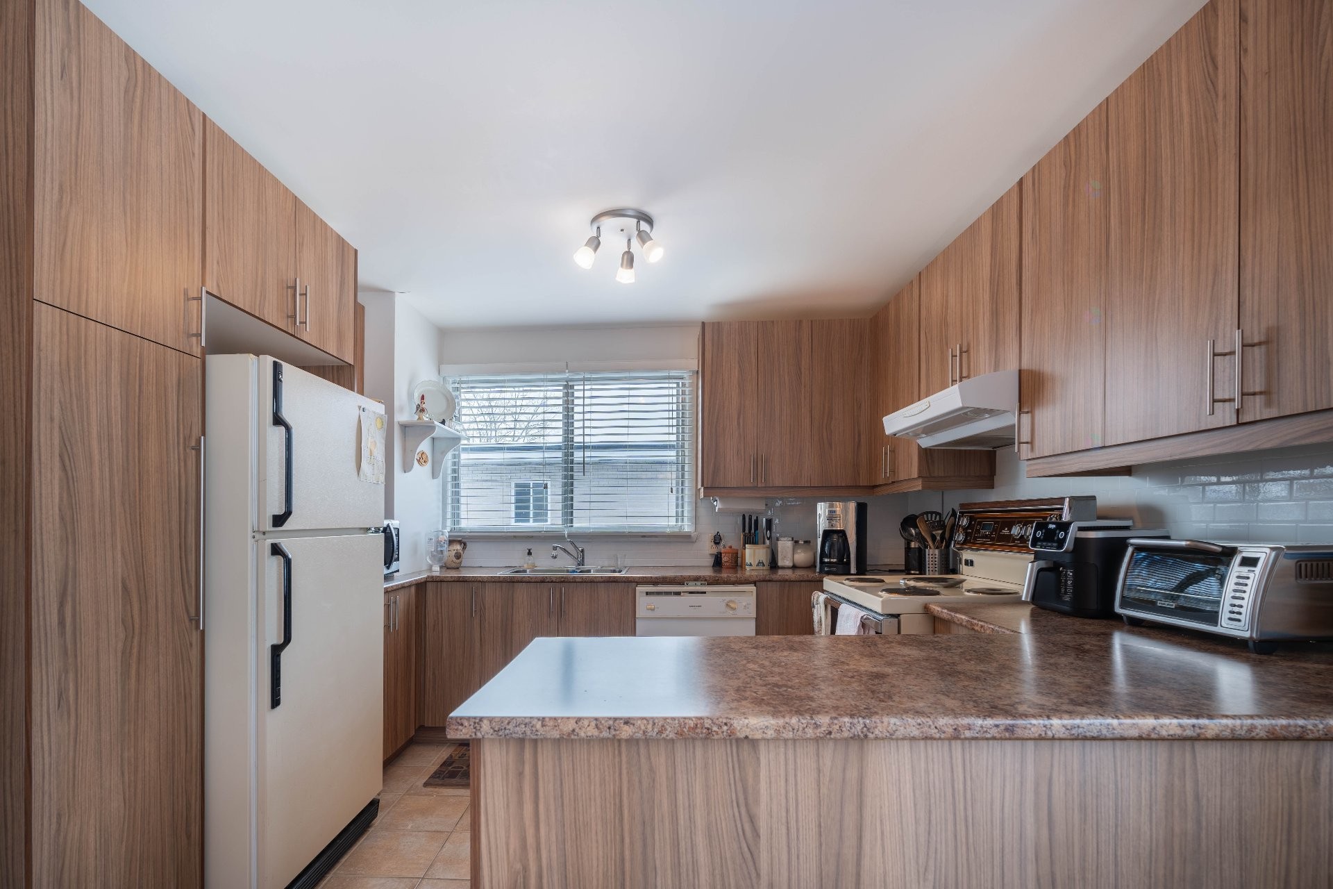 Cuisine - 905 Rue Fréchette, Longueuil (Le Vieux-Longueuil), QC - Indoor Photo Showing Kitchen