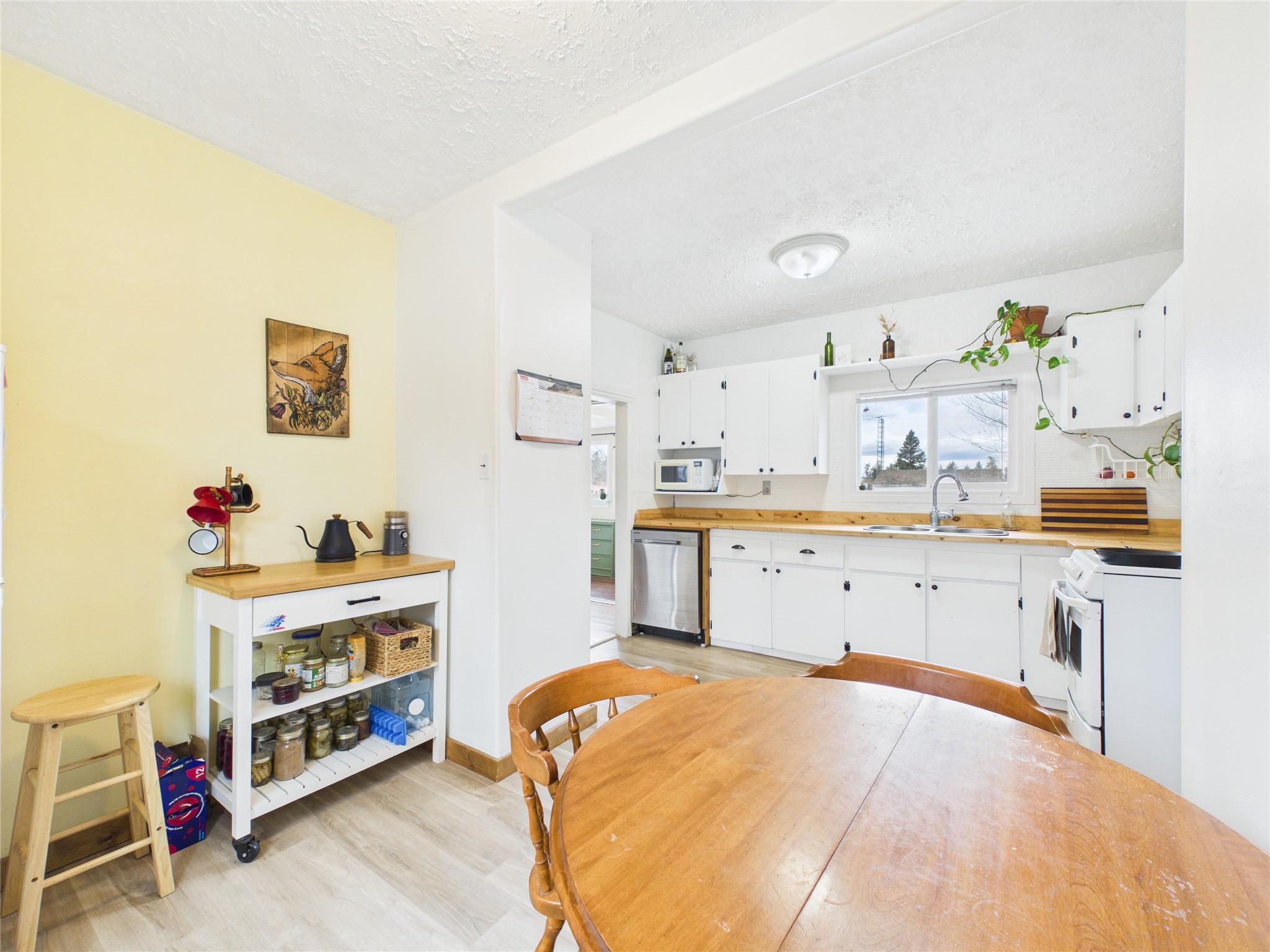 500 13Th Avenue, Cranbrook, BC - Indoor Photo Showing Kitchen