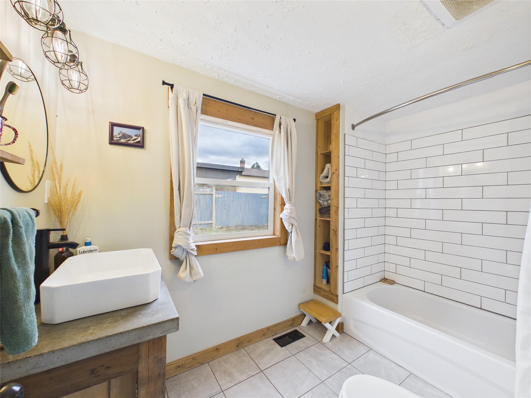 500 13Th Avenue, Cranbrook, BC - Indoor Photo Showing Bathroom
