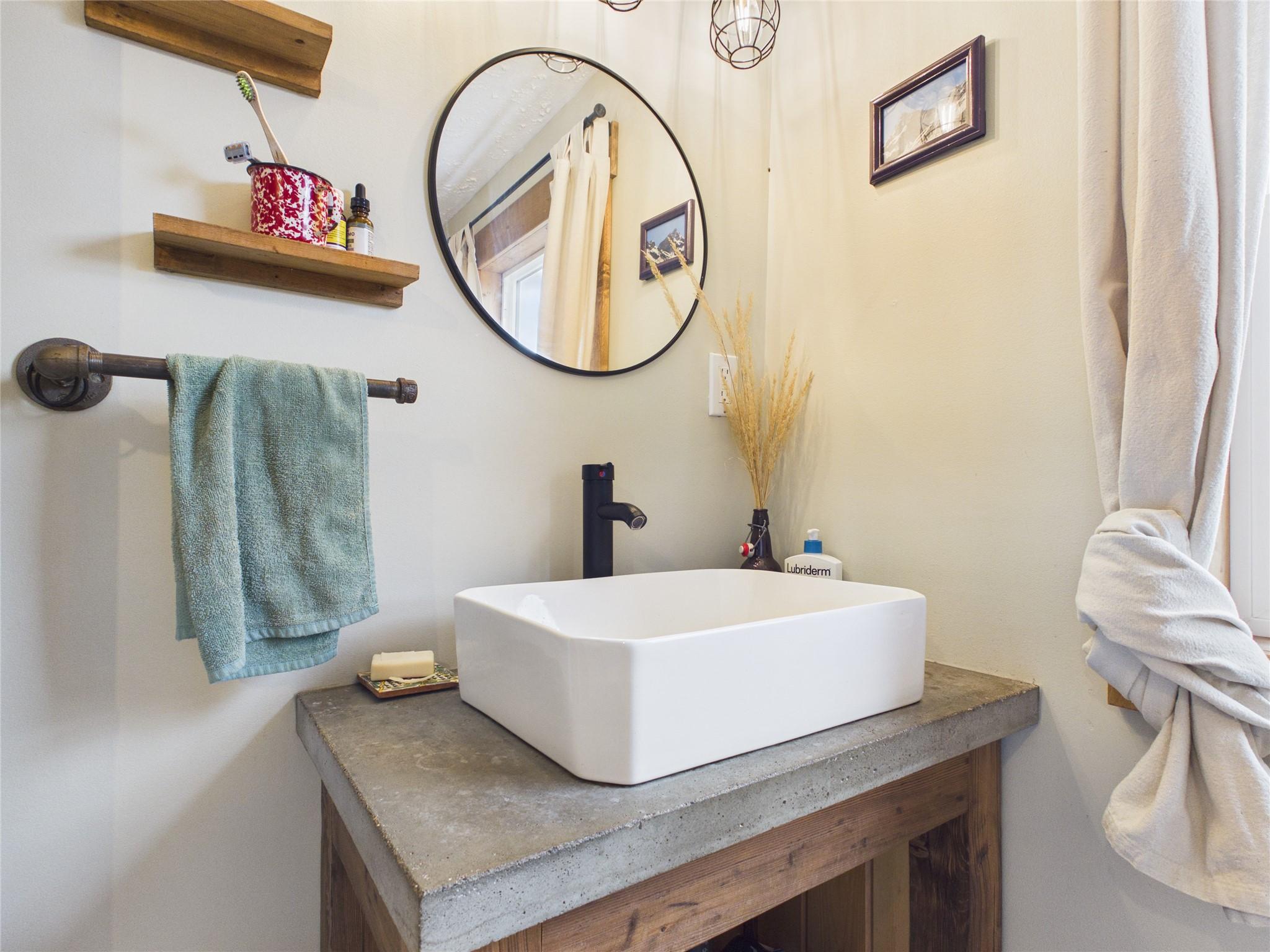 500 13Th Avenue, Cranbrook, BC - Indoor Photo Showing Bathroom