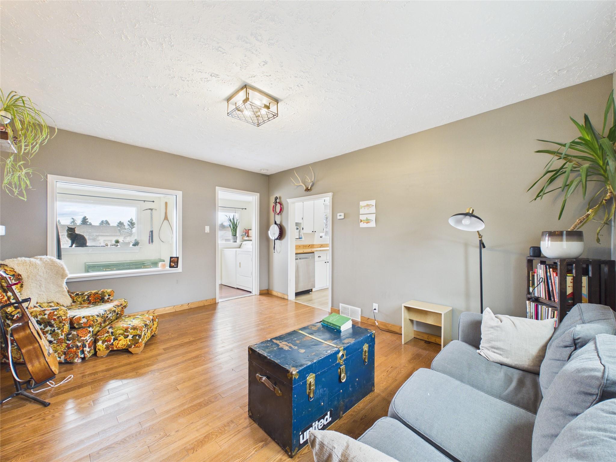 500 13Th Avenue, Cranbrook, BC - Indoor Photo Showing Living Room