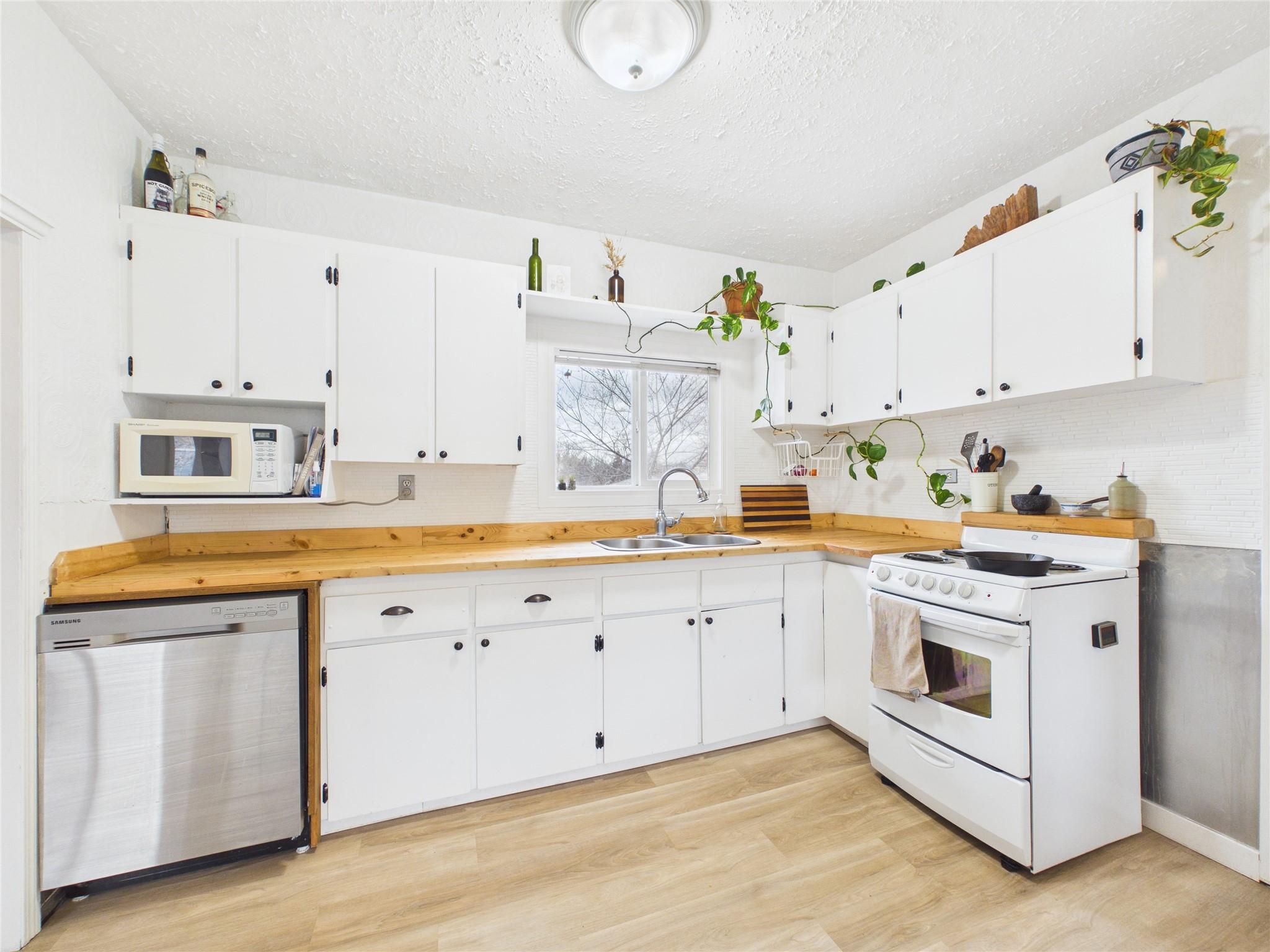 500 13Th Avenue, Cranbrook, BC - Indoor Photo Showing Kitchen With Double Sink