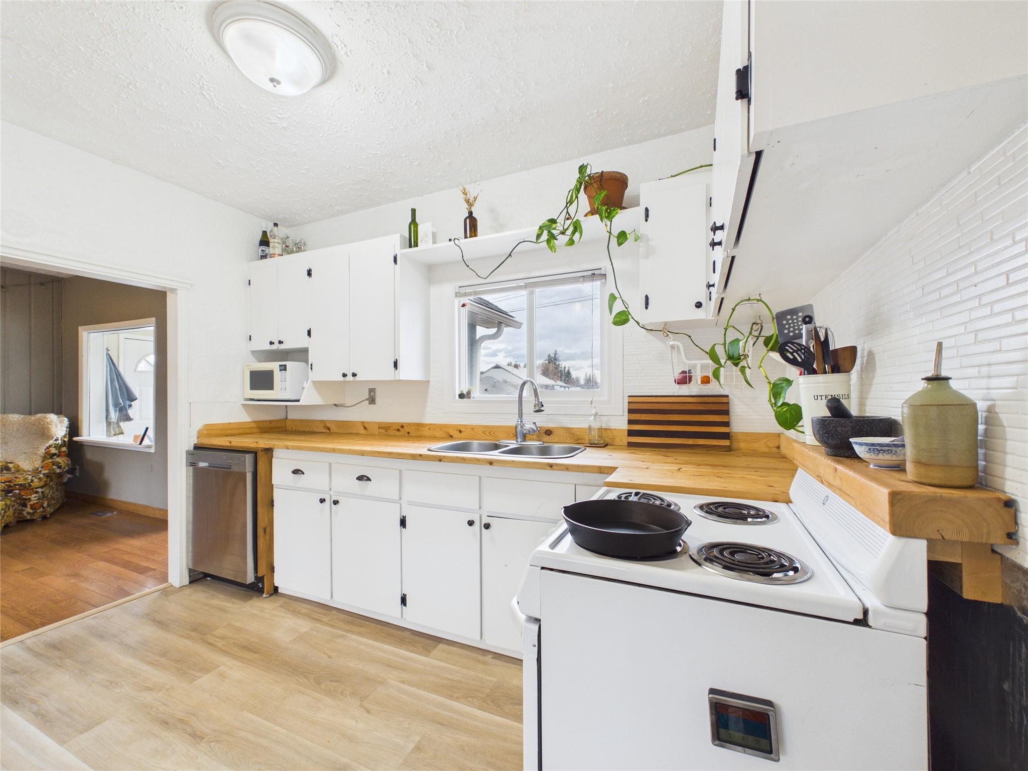 500 13Th Avenue, Cranbrook, BC - Indoor Photo Showing Kitchen With Double Sink