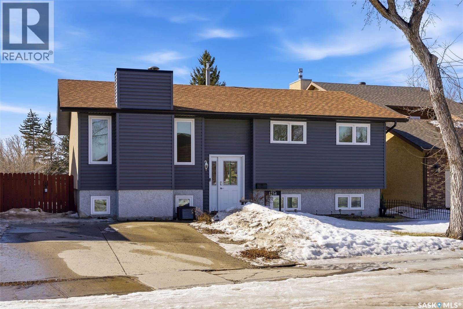 1234 James Crescent, Regina, SK - Outdoor