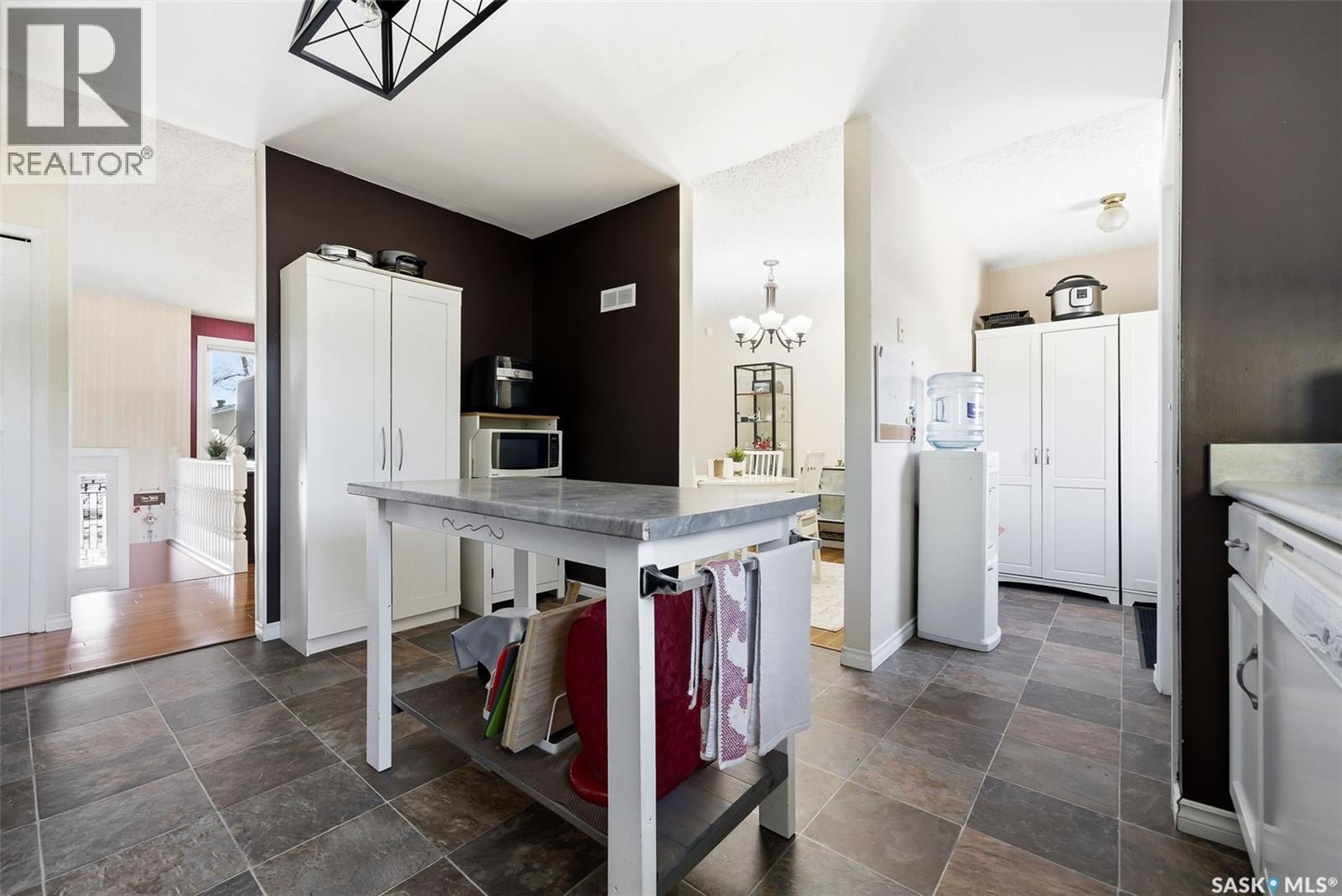 1234 James Crescent, Regina, SK - Indoor Photo Showing Kitchen