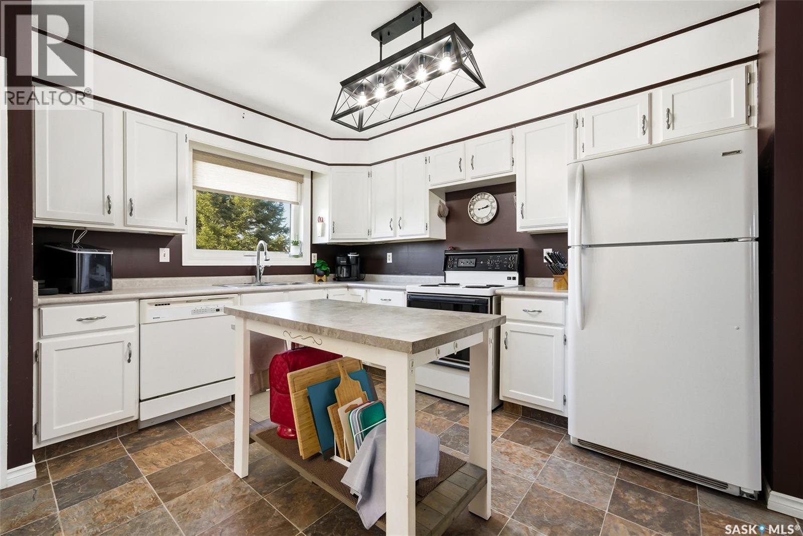 1234 James Crescent, Regina, SK - Indoor Photo Showing Kitchen