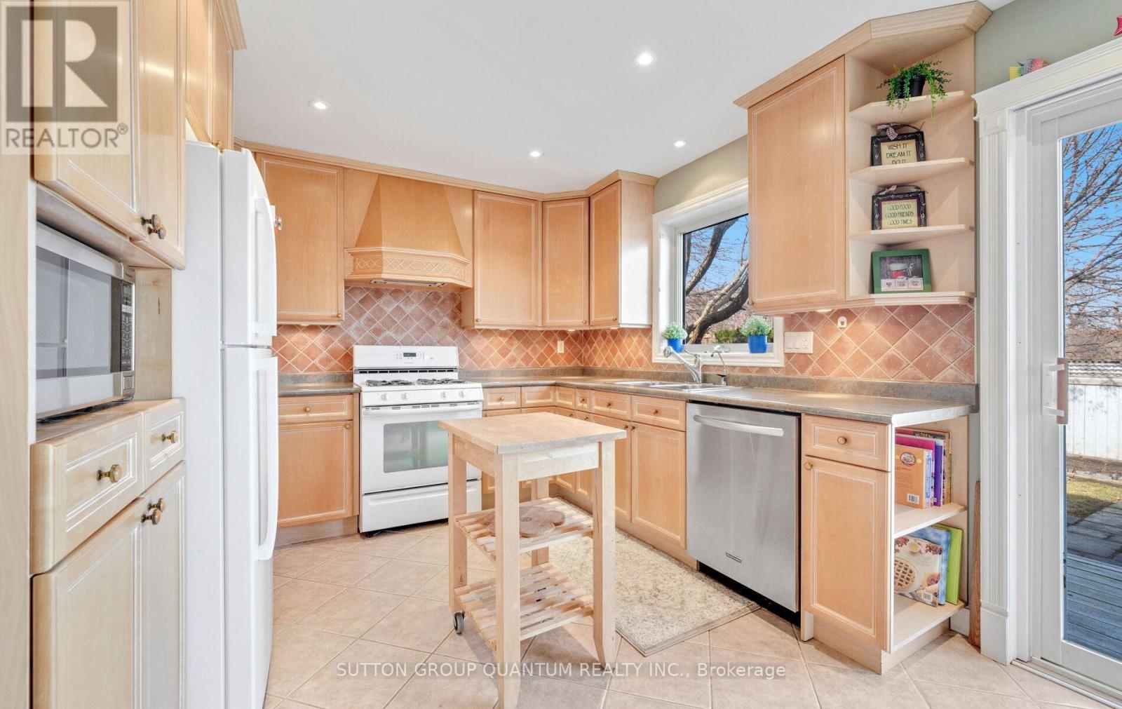 2113 Folkway Drive, Mississauga, ON - Indoor Photo Showing Kitchen