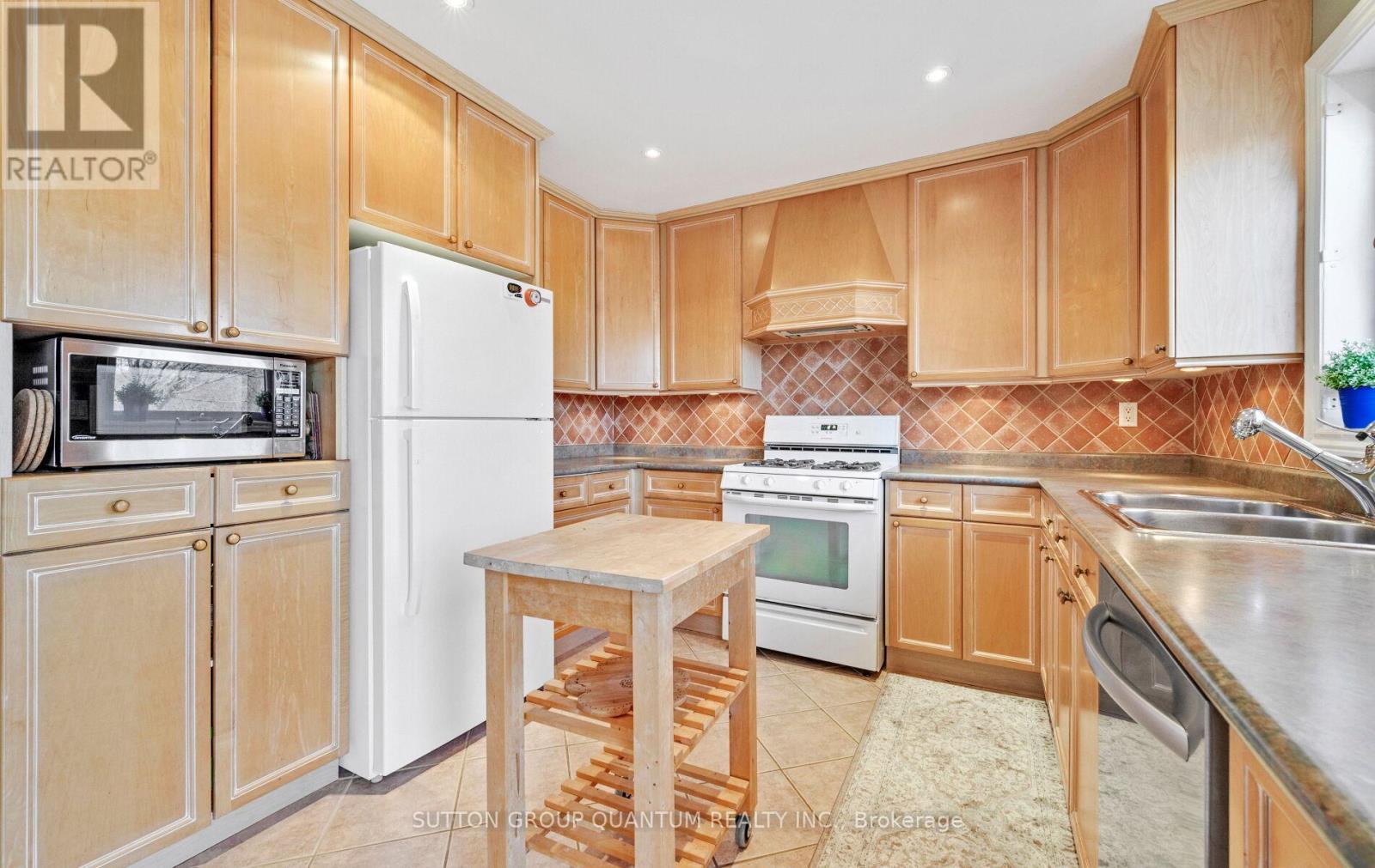 2113 Folkway Drive, Mississauga, ON - Indoor Photo Showing Kitchen With Double Sink