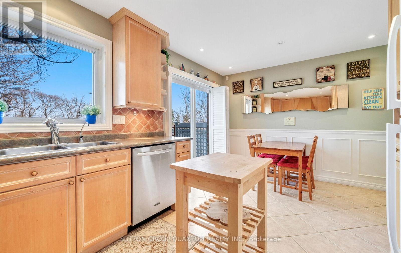 2113 Folkway Drive, Mississauga, ON - Indoor Photo Showing Kitchen With Double Sink