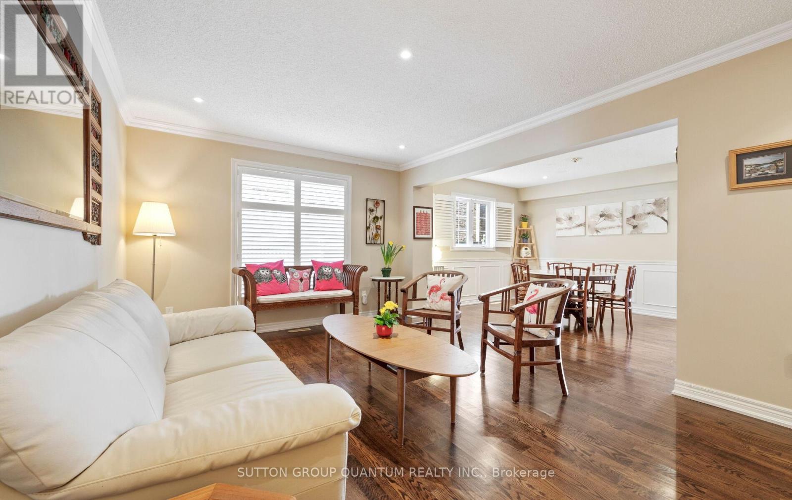 2113 Folkway Drive, Mississauga, ON - Indoor Photo Showing Living Room