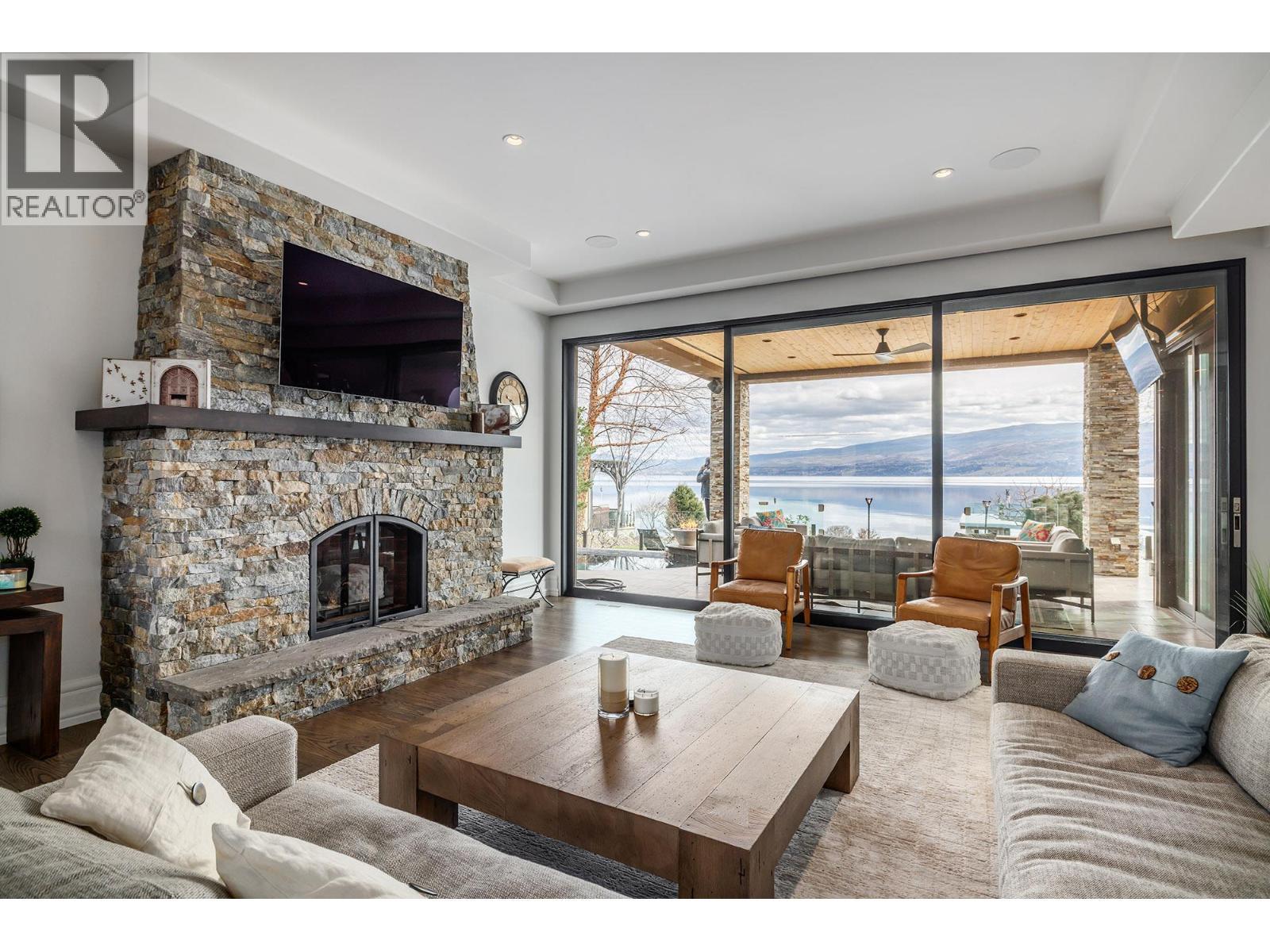 4165 Gellatly Road, West Kelowna, BC - Indoor Photo Showing Living Room With Fireplace