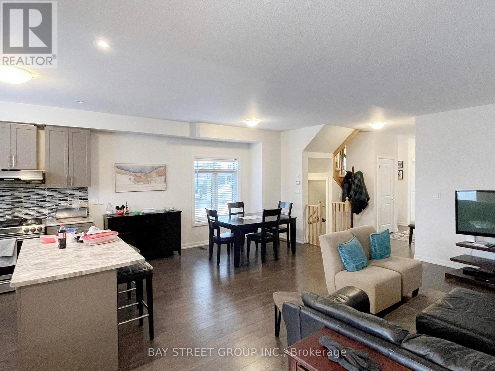 2 Longshore Way, Whitby, ON - Indoor Photo Showing Living Room