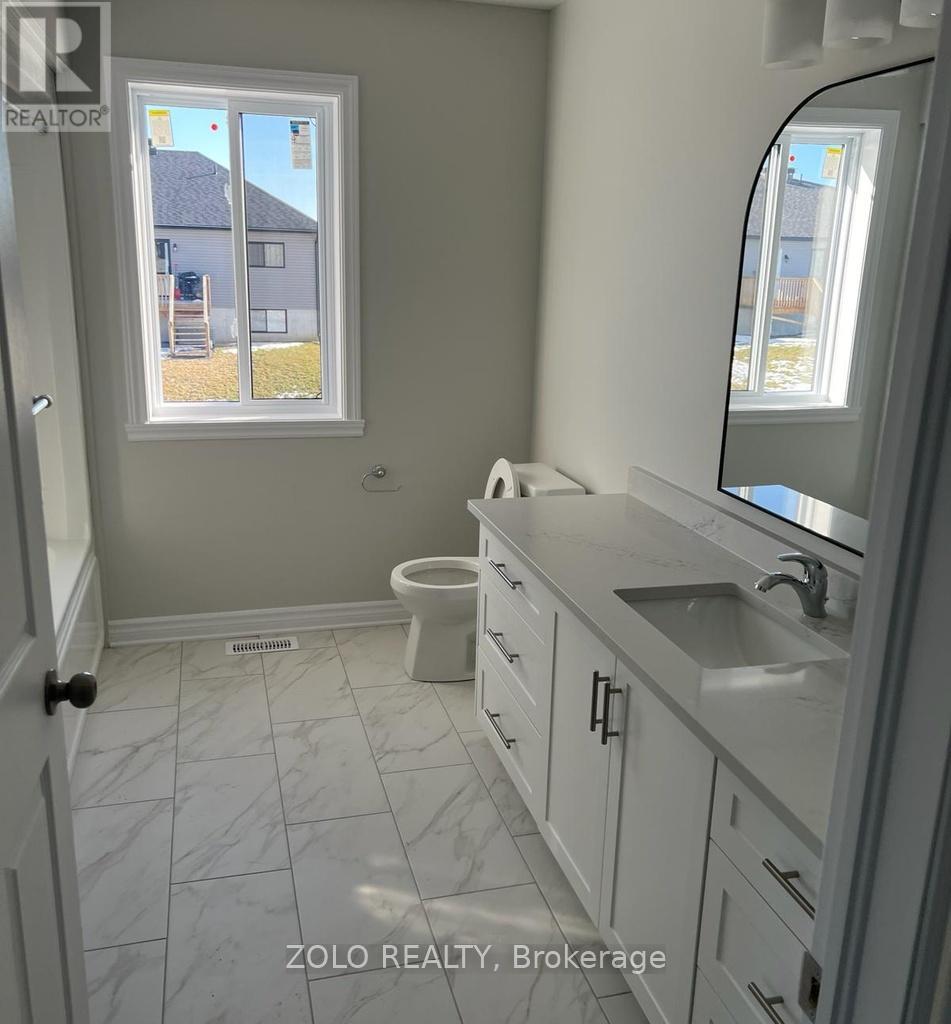210 Ruby Drive, Cornwall, ON - Indoor Photo Showing Bathroom