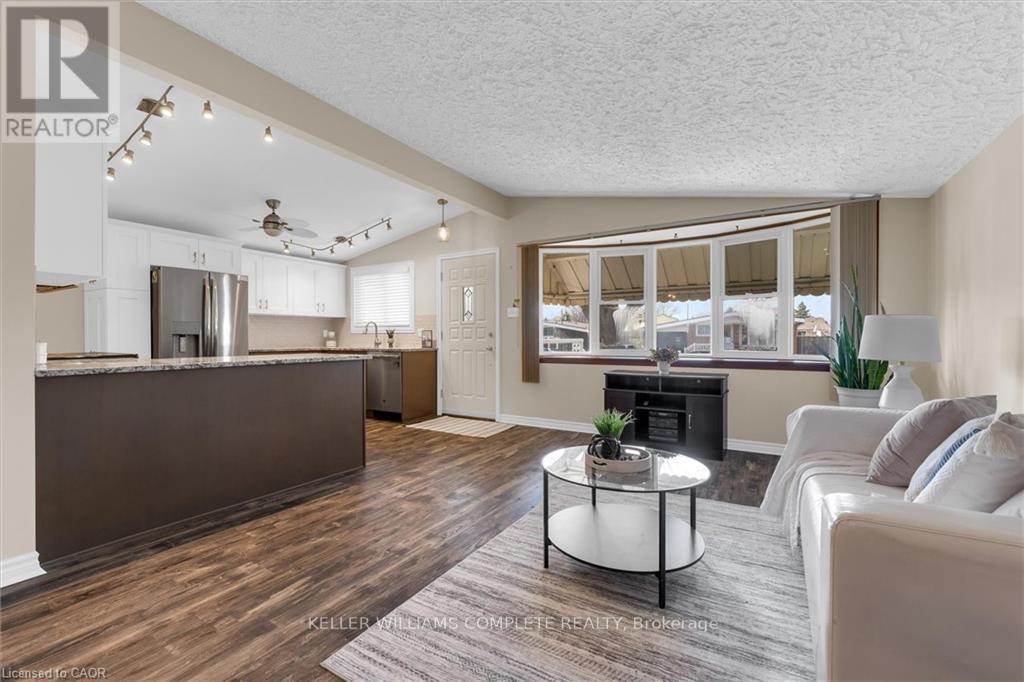 77 Lawfield Drive, Hamilton, ON - Indoor Photo Showing Living Room