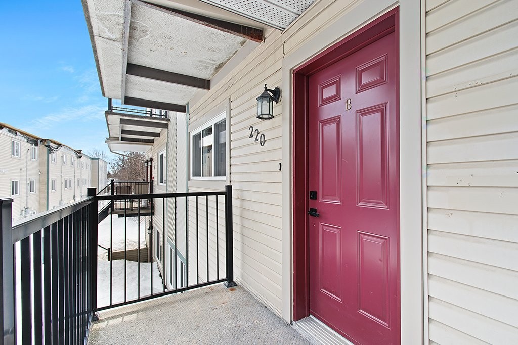 Entry - B-220 Ch. Freeman, Gatineau (Hull), QC - Outdoor With Exterior