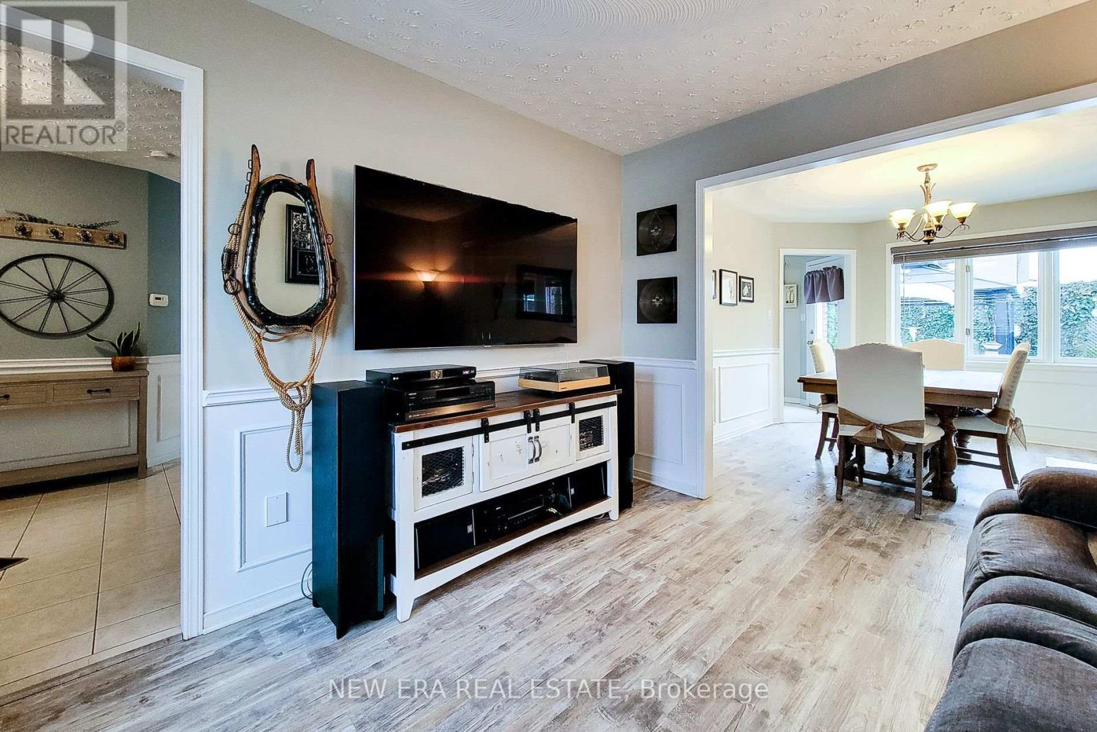 146 Locheed Drive, Hamilton, ON - Indoor Photo Showing Living Room