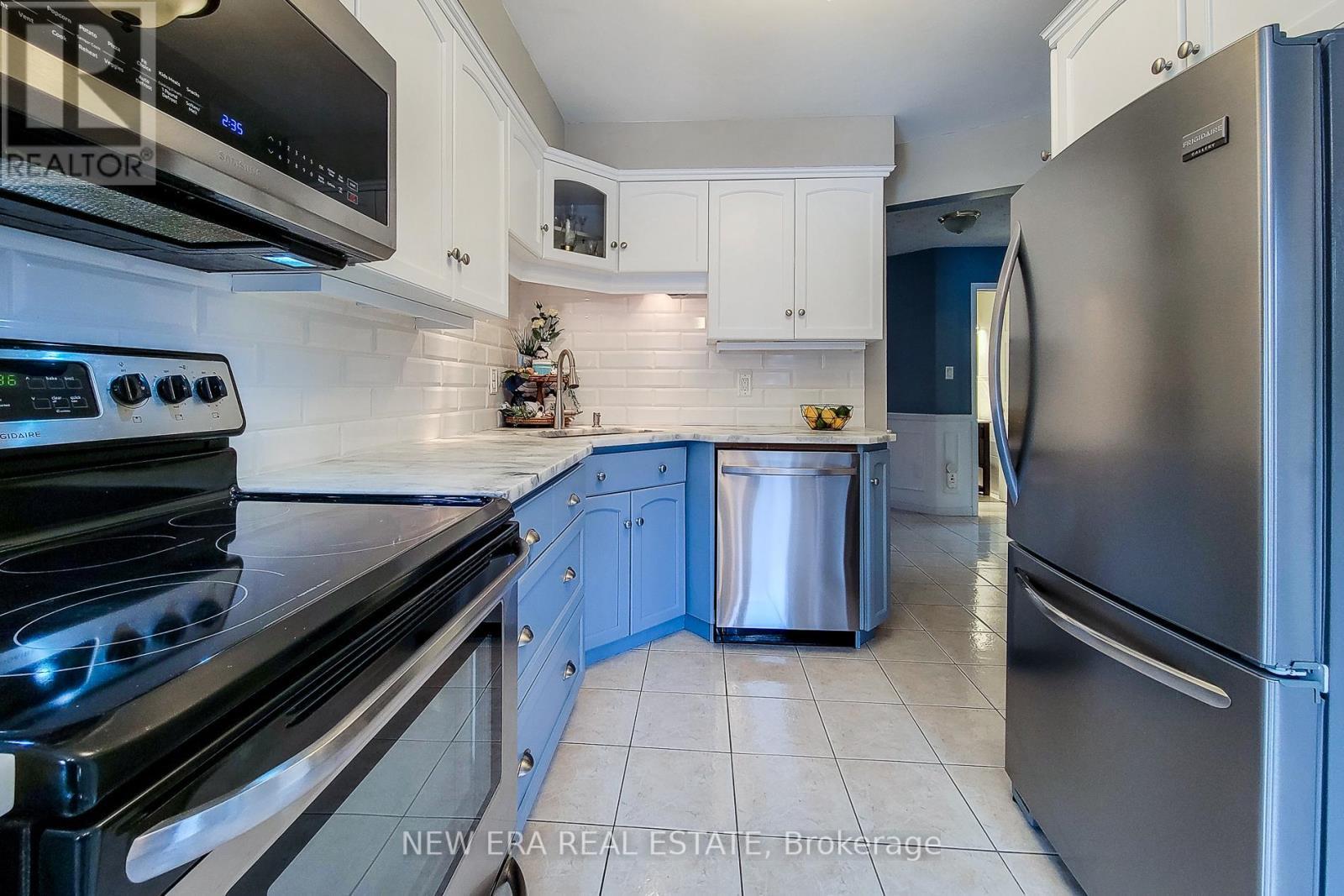 146 Locheed Drive, Hamilton, ON - Indoor Photo Showing Kitchen With Stainless Steel Kitchen