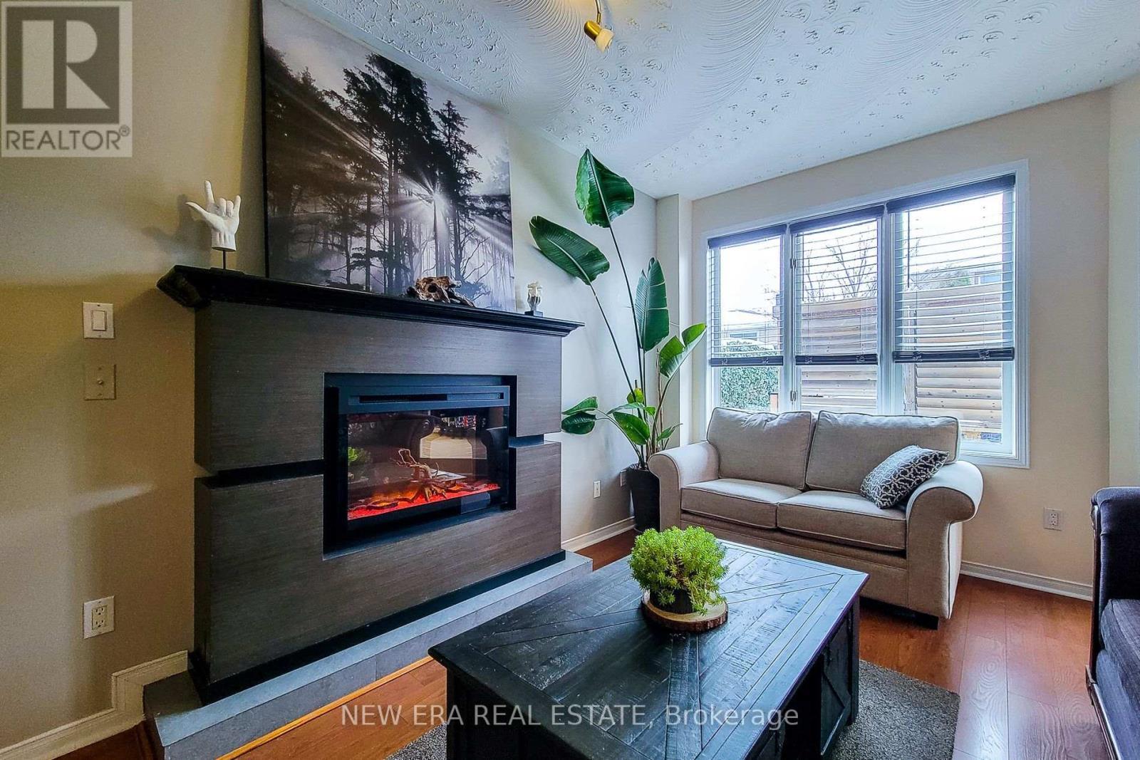 146 Locheed Drive, Hamilton, ON - Indoor Photo Showing Living Room With Fireplace