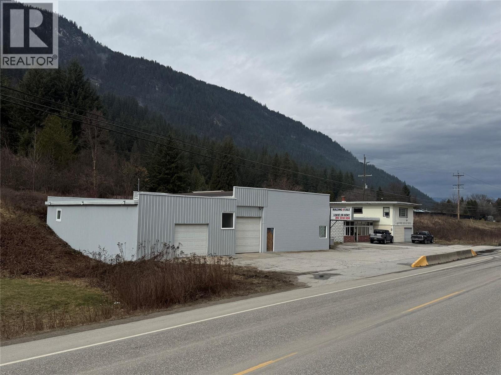 Exterior of building. - 1503 3A Highway, Castlegar, BC