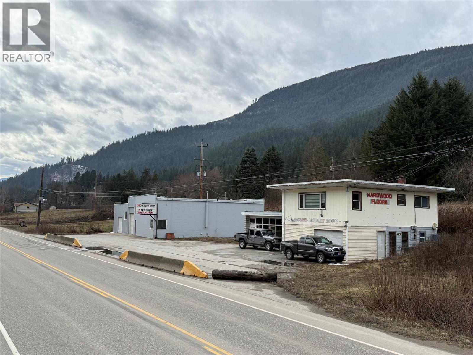 Exterior of building. - 1503 3A Highway, Castlegar, BC