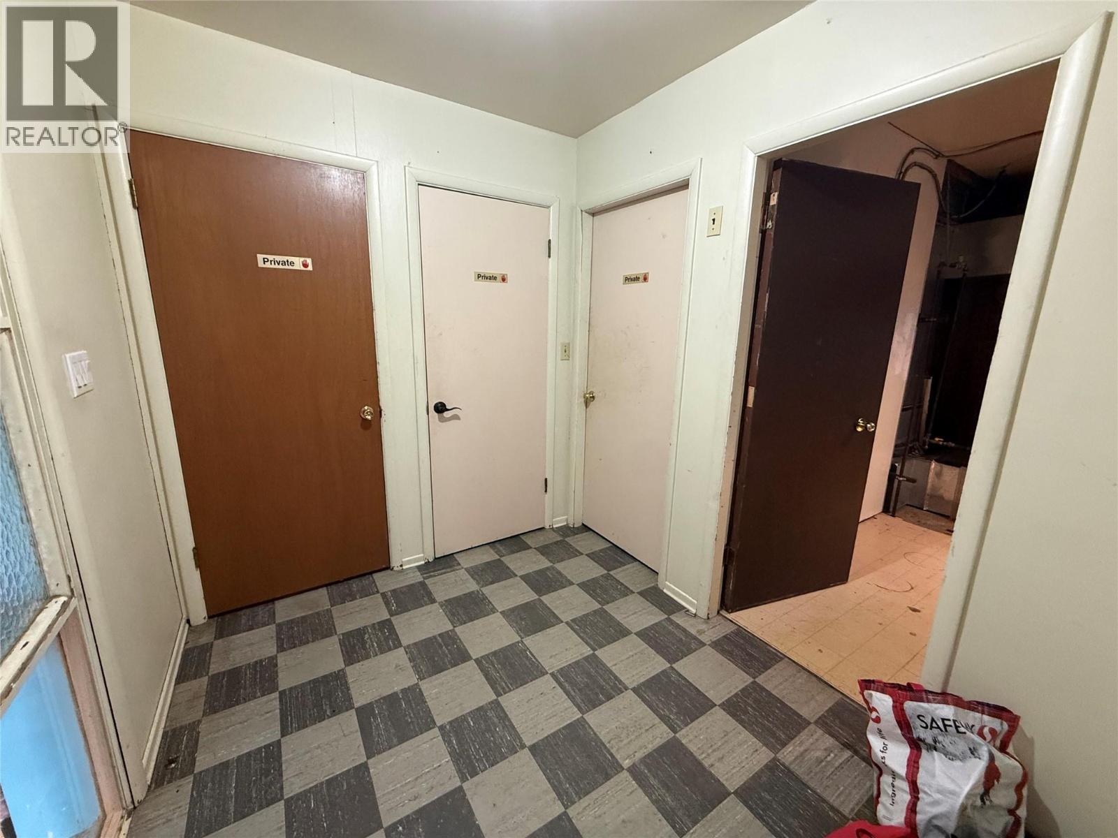 Shared foyer from office to showroom. - 1503 3A Highway, Castlegar, BC