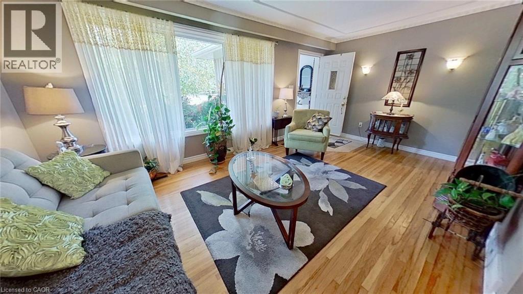 27 Hepburn Avenue, St. Thomas, ON - Indoor Photo Showing Living Room