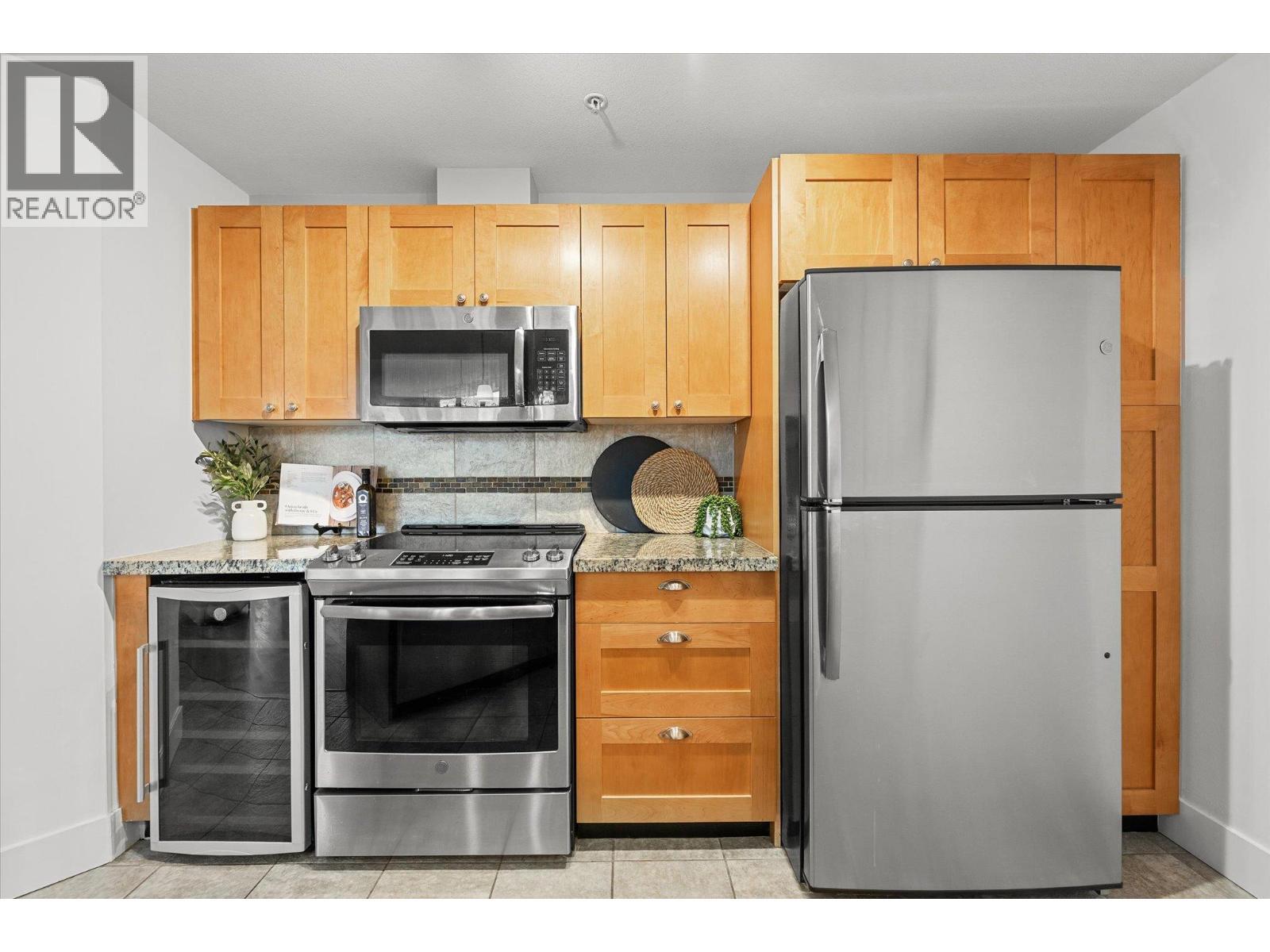4205 Gellatly Road Unit# 305, West Kelowna, BC - Indoor Photo Showing Kitchen