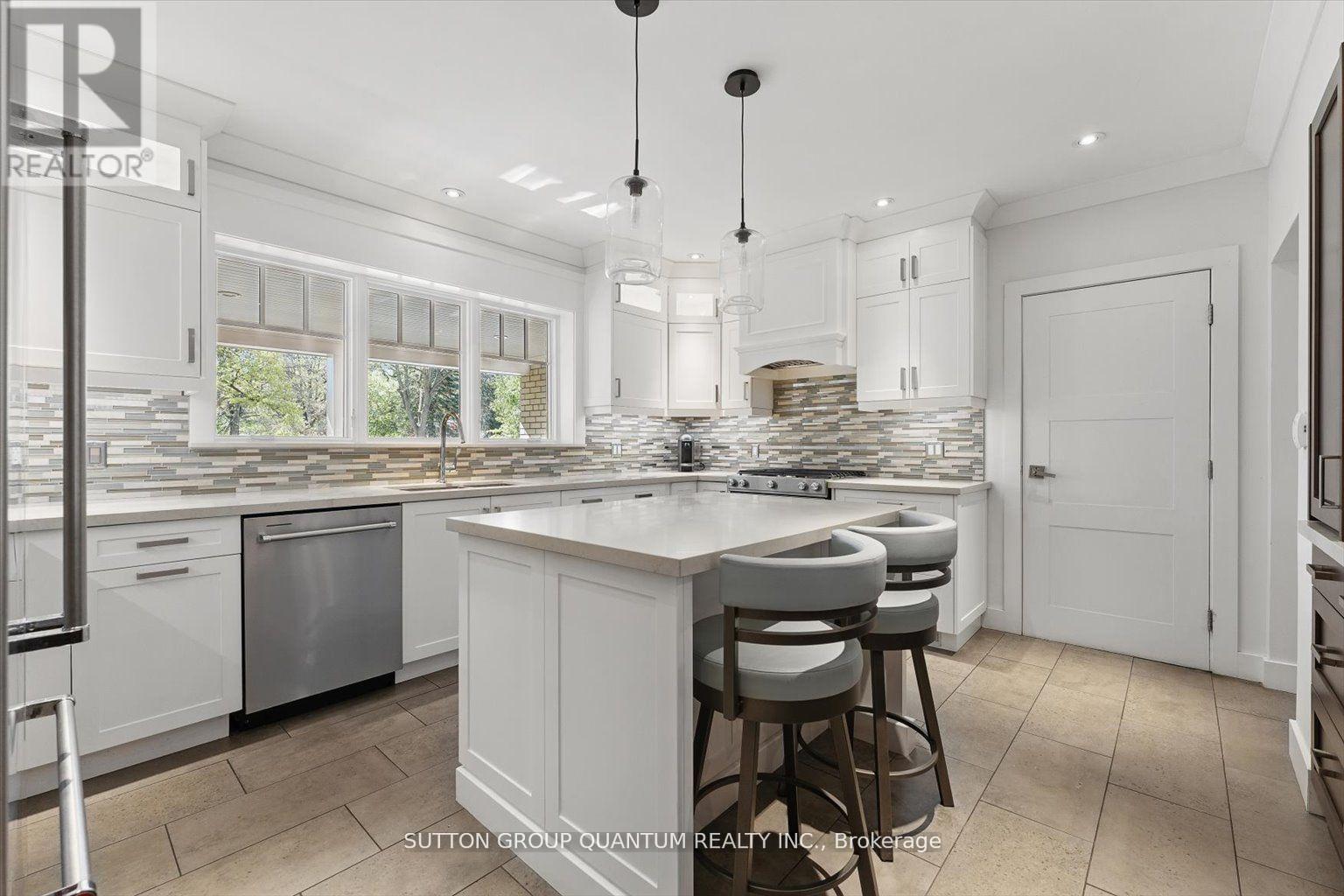 347 Pinetree Way, Mississauga, ON - Indoor Photo Showing Kitchen With Upgraded Kitchen