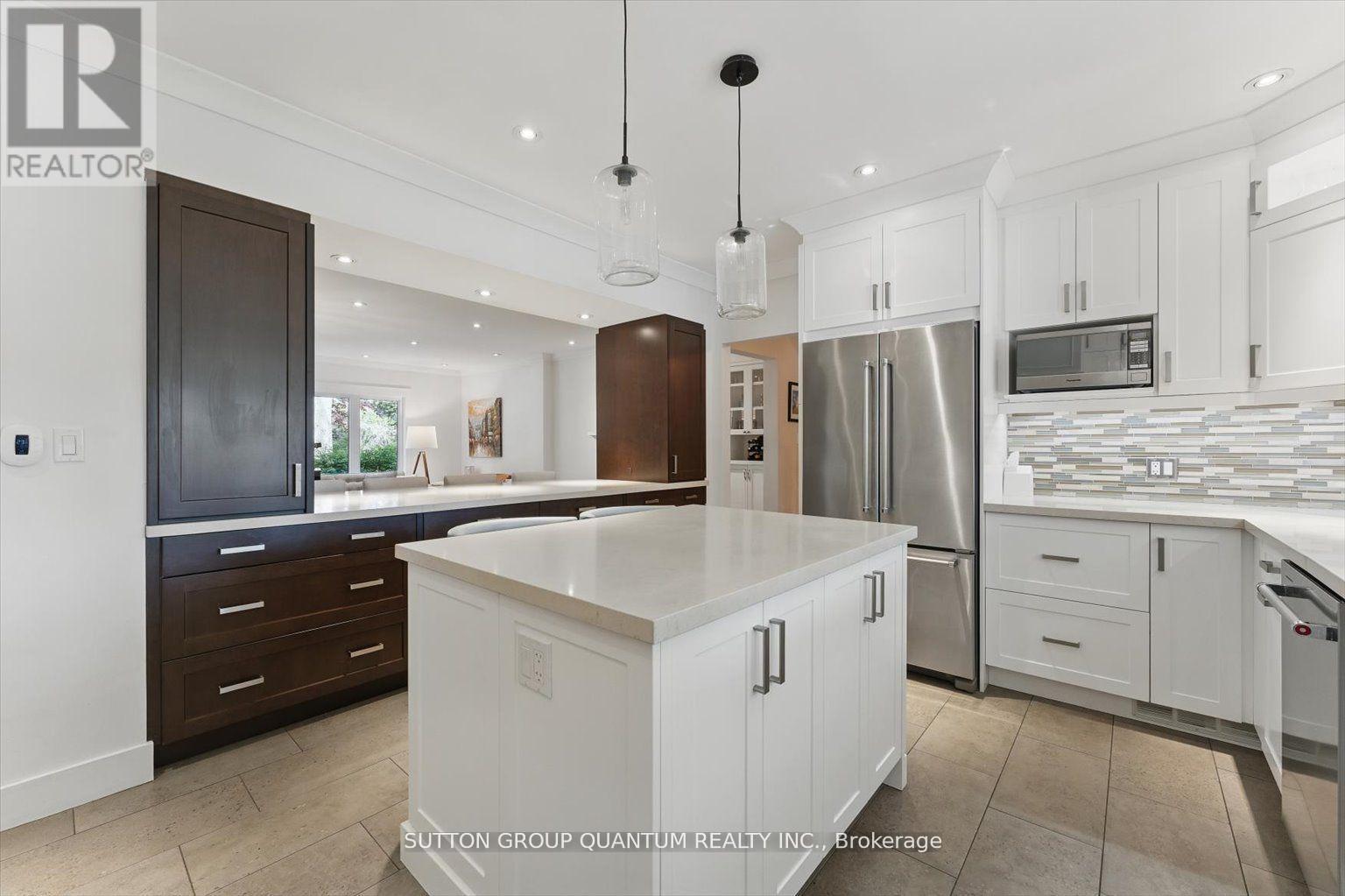 347 Pinetree Way, Mississauga, ON - Indoor Photo Showing Kitchen With Upgraded Kitchen