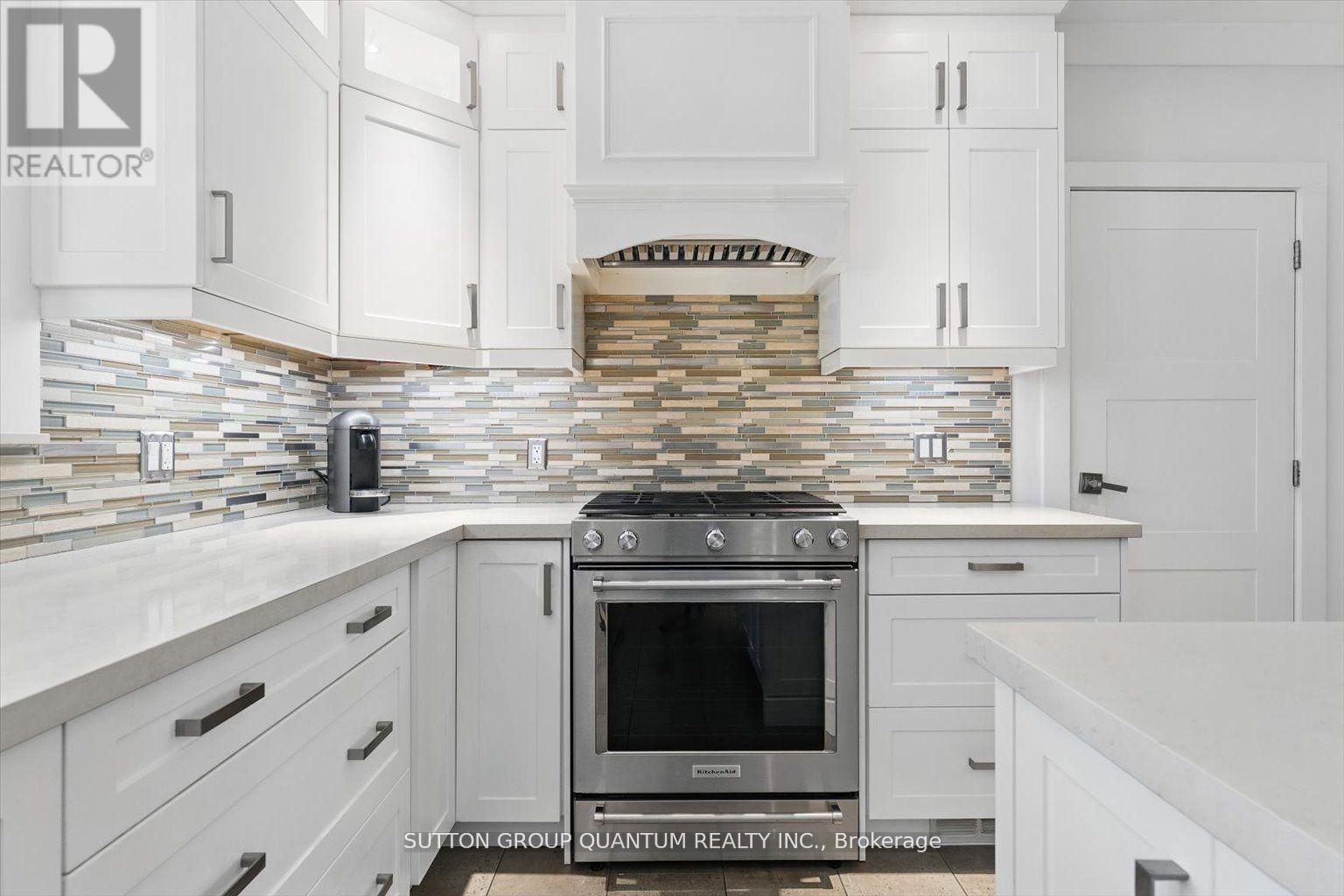 347 Pinetree Way, Mississauga, ON - Indoor Photo Showing Kitchen With Upgraded Kitchen