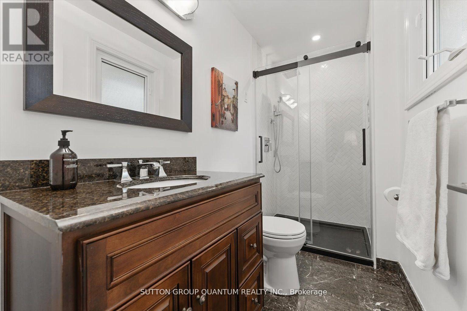 347 Pinetree Way, Mississauga, ON - Indoor Photo Showing Bathroom