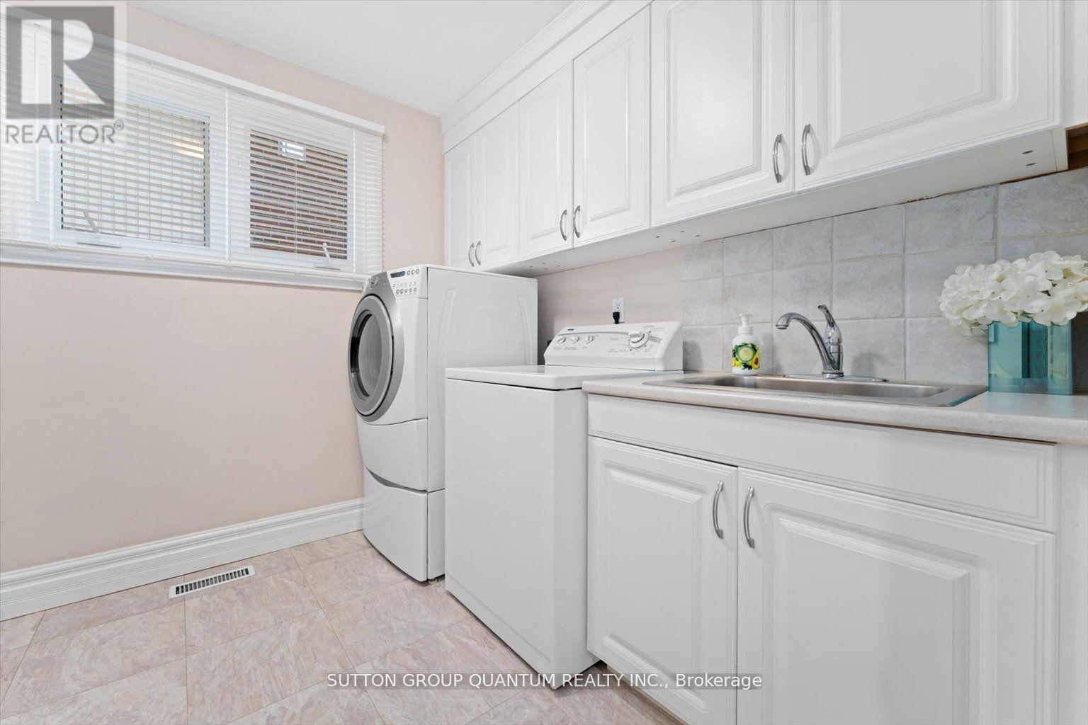 347 Pinetree Way, Mississauga, ON - Indoor Photo Showing Laundry Room