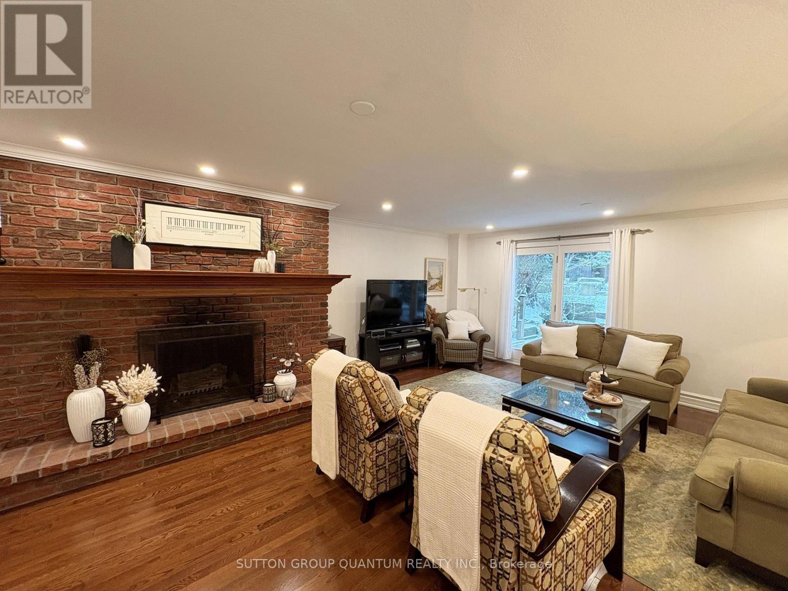 347 Pinetree Way, Mississauga, ON - Indoor Photo Showing Living Room With Fireplace