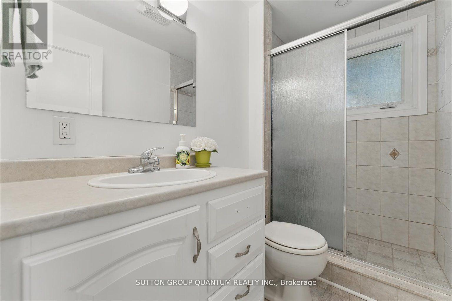 347 Pinetree Way, Mississauga, ON - Indoor Photo Showing Bathroom