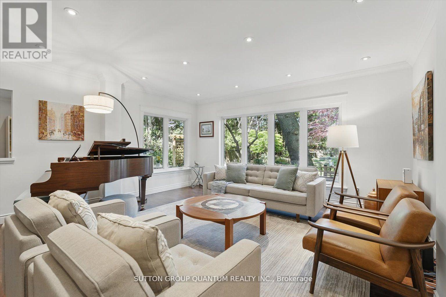 347 Pinetree Way, Mississauga, ON - Indoor Photo Showing Living Room