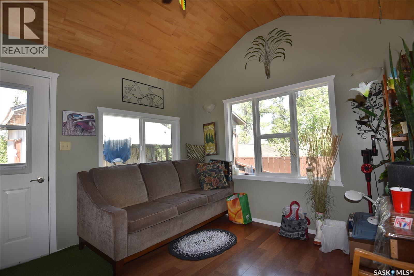 621 Pine Drive, Tobin Lake, SK - Indoor Photo Showing Living Room