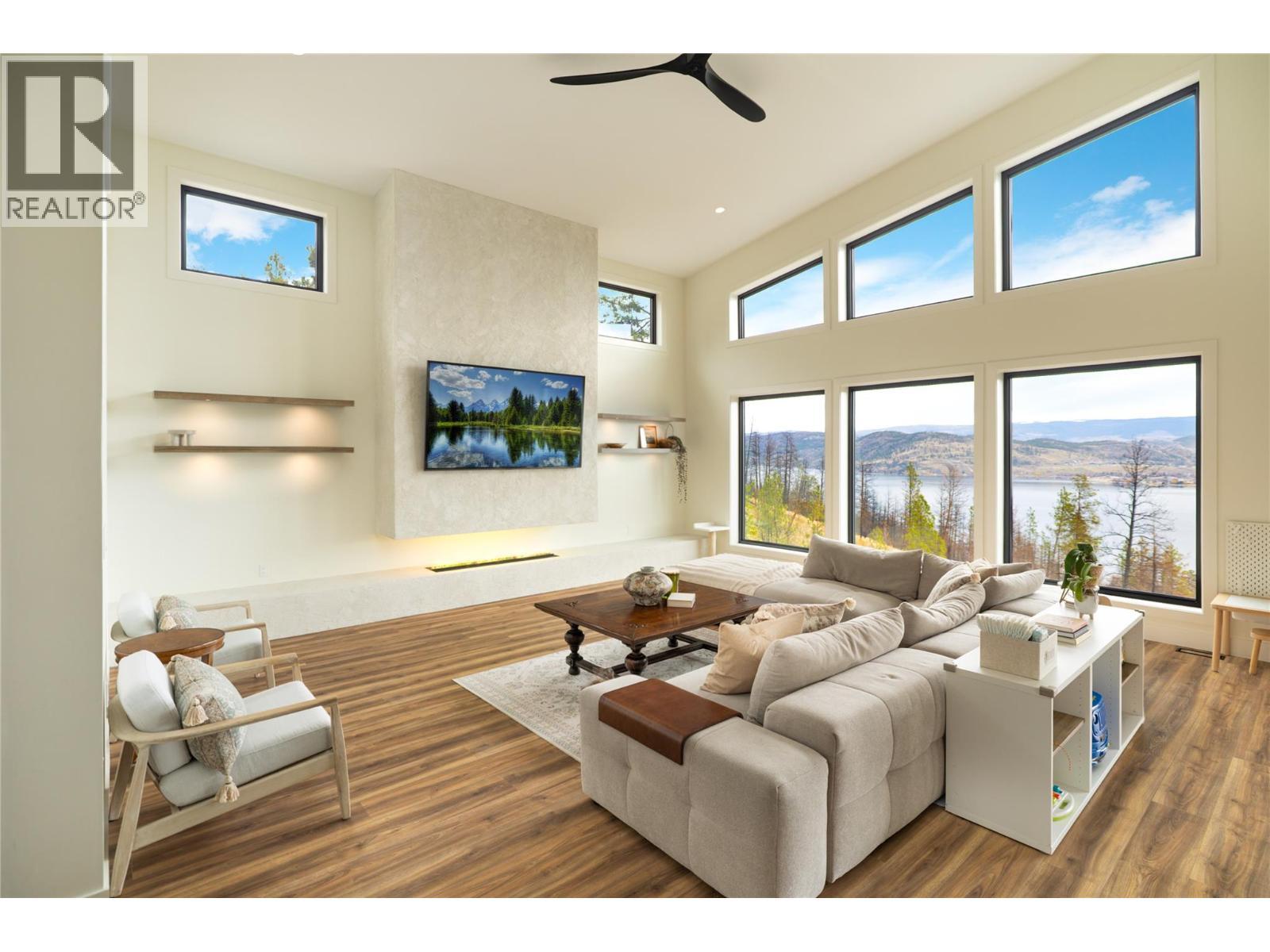 1435 Bear Creek Road, West Kelowna, BC - Indoor Photo Showing Living Room