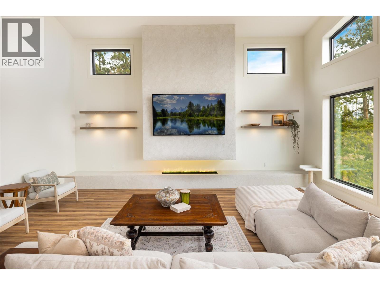 1435 Bear Creek Road, West Kelowna, BC - Indoor Photo Showing Living Room