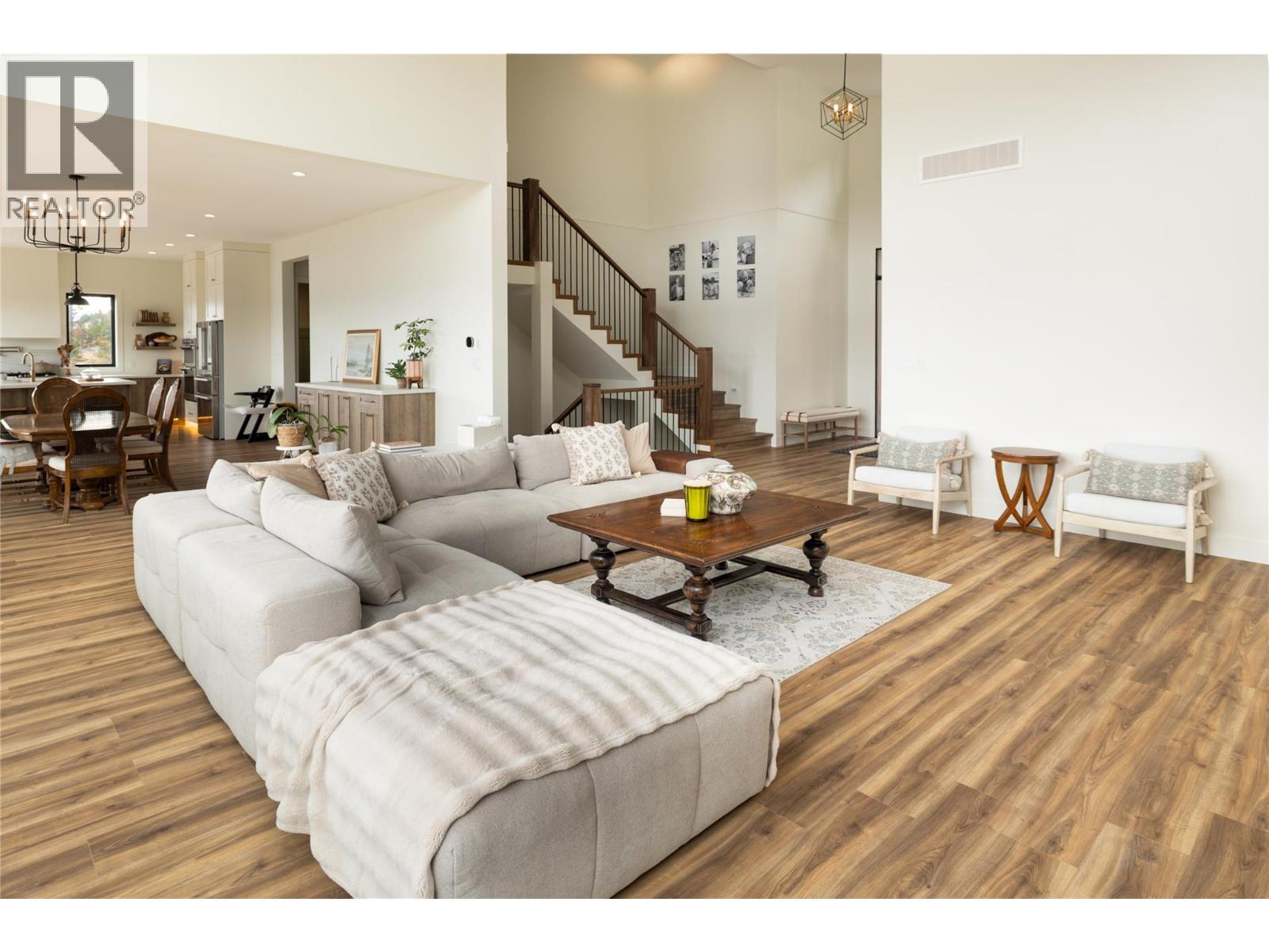 1435 Bear Creek Road, West Kelowna, BC - Indoor Photo Showing Living Room