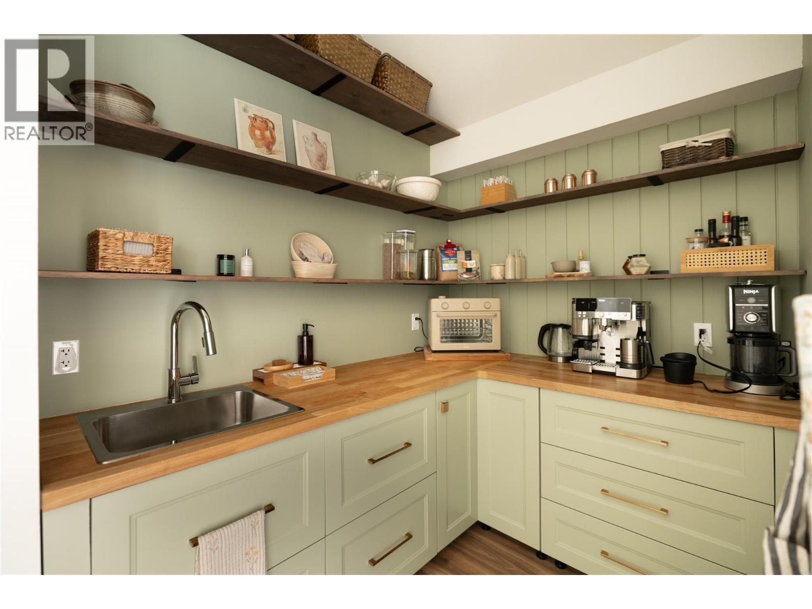 1435 Bear Creek Road, West Kelowna, BC - Indoor Photo Showing Kitchen