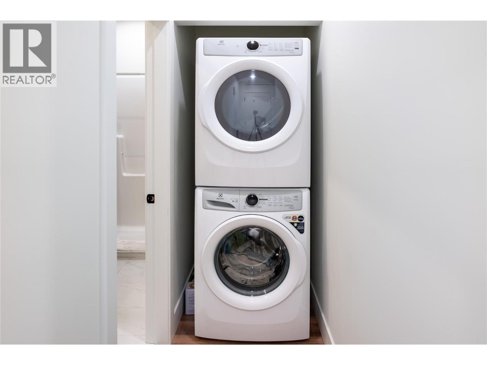 1435 Bear Creek Road, West Kelowna, BC - Indoor Photo Showing Laundry Room
