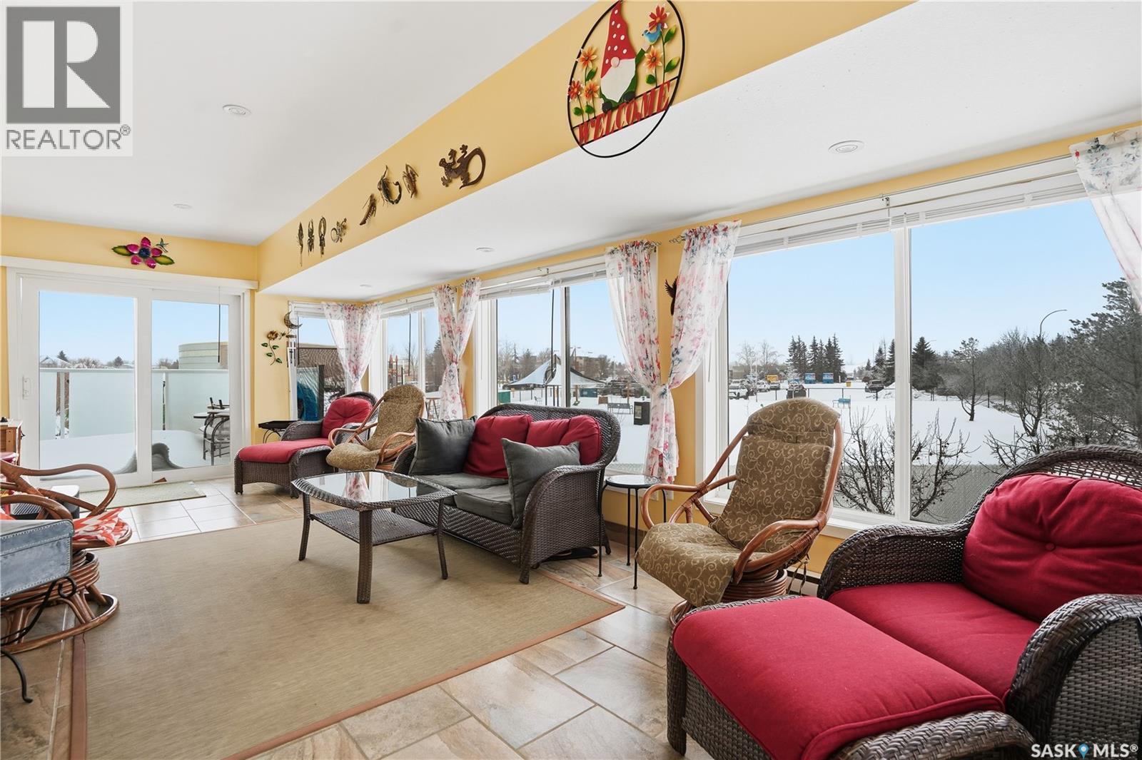 3148 Wimbledon Bay, Regina, SK - Indoor Photo Showing Living Room
