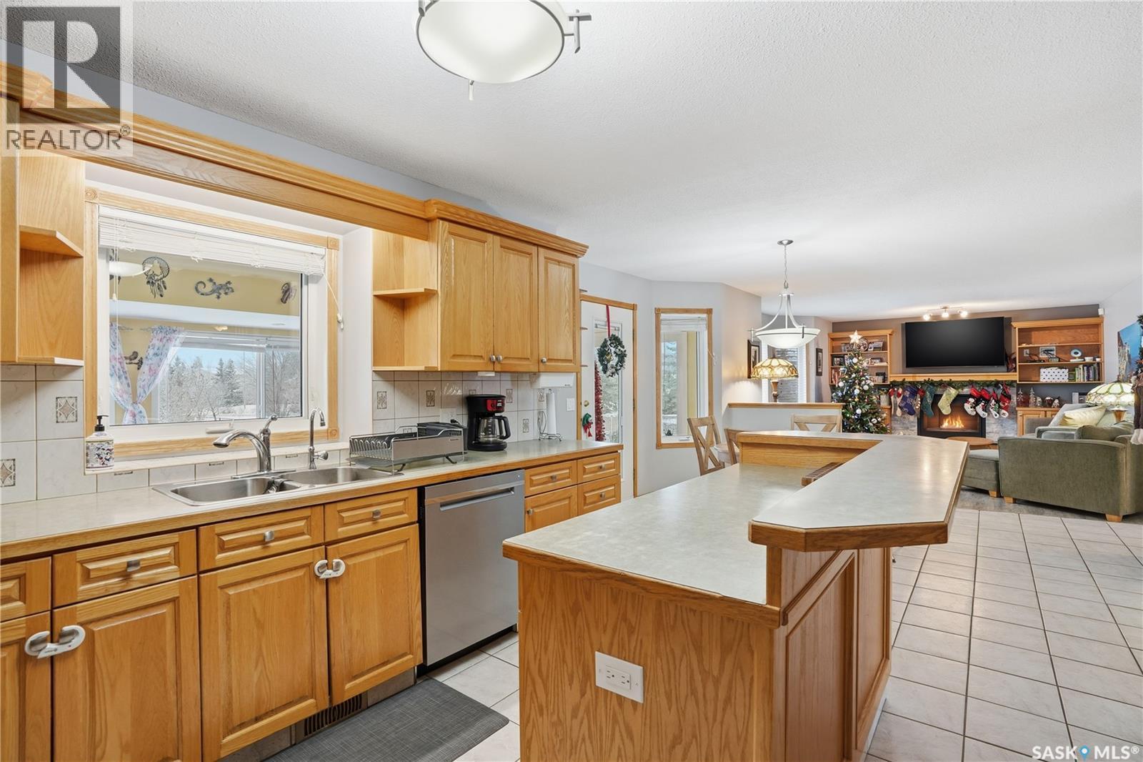 3148 Wimbledon Bay, Regina, SK - Indoor Photo Showing Kitchen With Double Sink