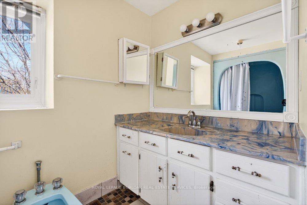 727 Brant Street, Burlington, ON - Indoor Photo Showing Bathroom