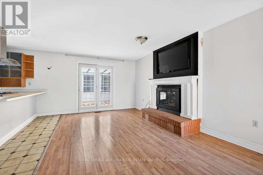 727 Brant Street, Burlington, ON - Indoor Photo Showing Living Room With Fireplace
