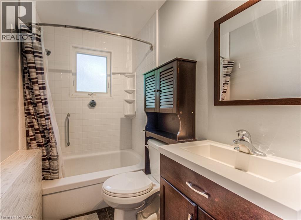 Unit 1: 4pc bathroom - 553 Teakwood Drive, Waterloo, ON - Indoor Photo Showing Bathroom