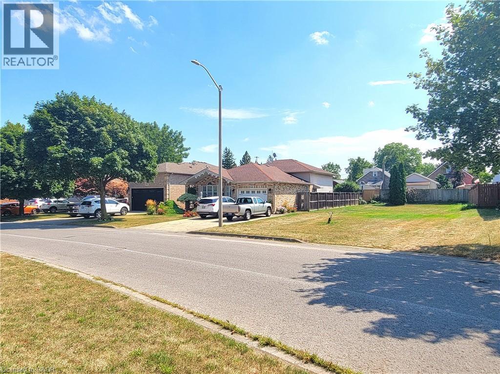 Beautiful neighbourhood with charming curb appeal. - 6554 Harper Drive, Niagara Falls, ON